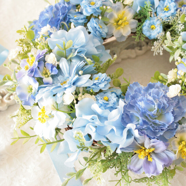 ブルーガーベラとカーネーションの爽やかリース透明感あふれる花飾り