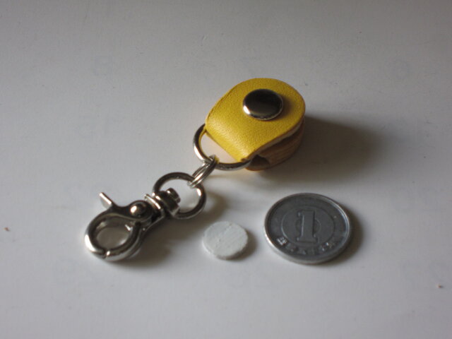 □YKKapシールキー用ホルダー：黄 □革部分 約W20xD12（ボタン含