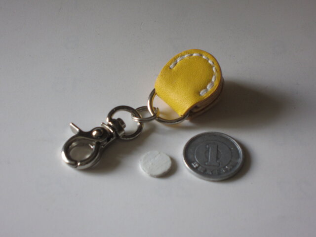 □YKKapシールキー用ホルダー：黄 □革部分 約W20xD12（ボタン含