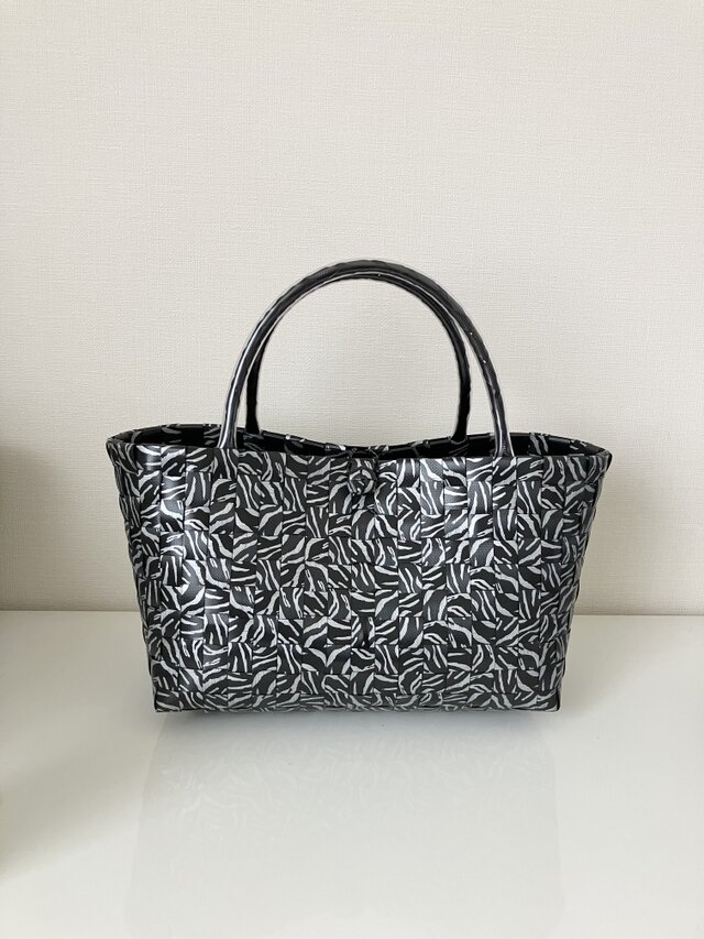 柄を楽しむブラック/グレートート(Sサイズ)