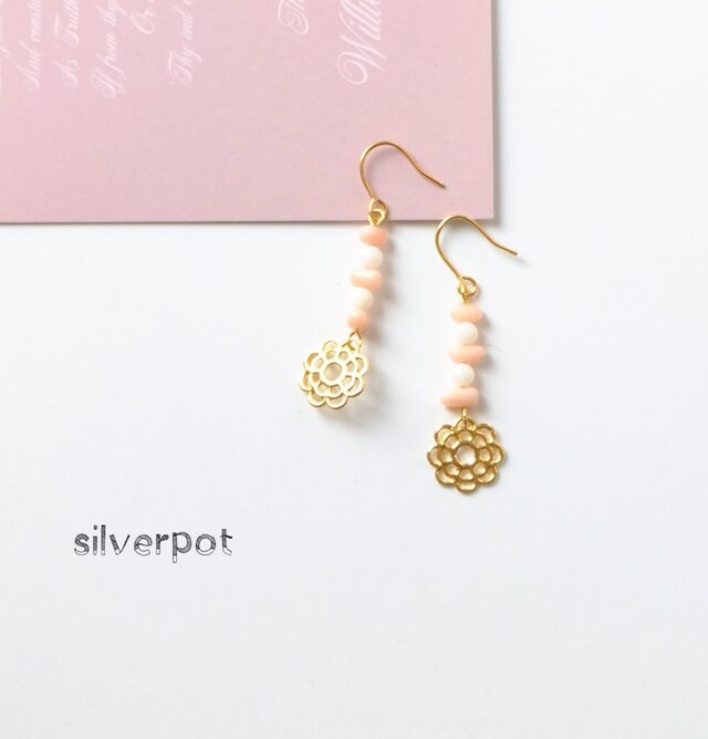 G145　3月の誕生石　ピンク＆白のサンゴ　お花のピアス（パーツ変更可能）