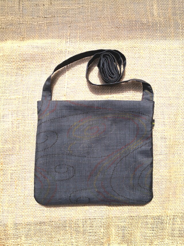 【送無】着物サコッシュ大島紬（紺地流水文７マルキ）