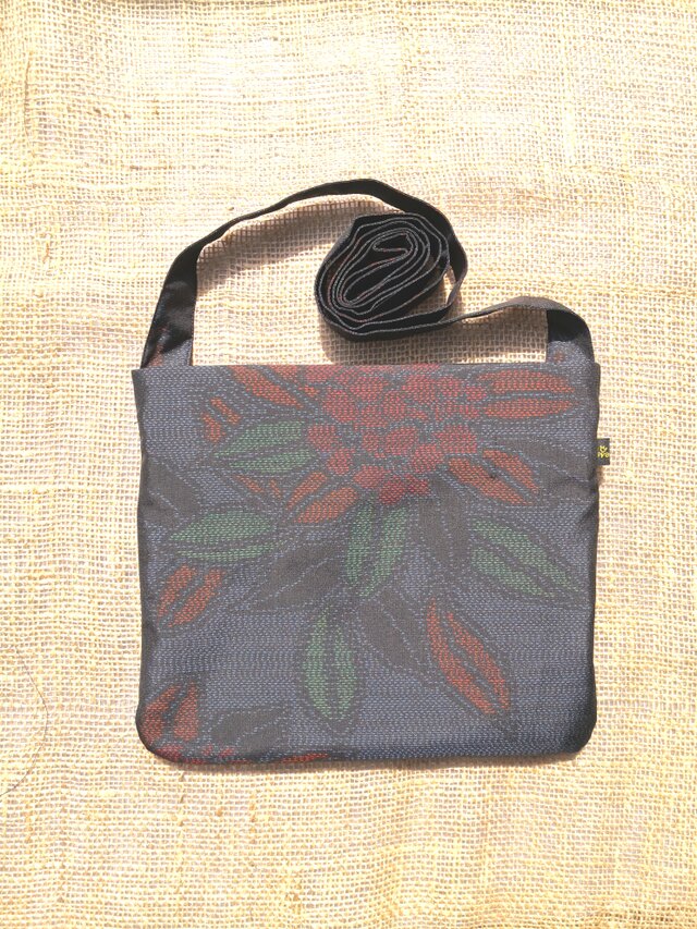 【送無】着物サコッシュ大島紬（紺地赤花文)