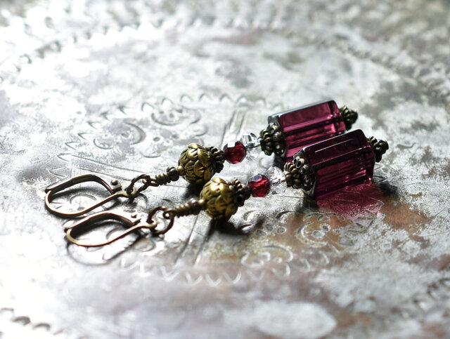 アンティークJewelry コブラが、ガーネットの玉を くわえている構図 アンティークJewelry コブラが、ガーネットの玉を くわえている構図