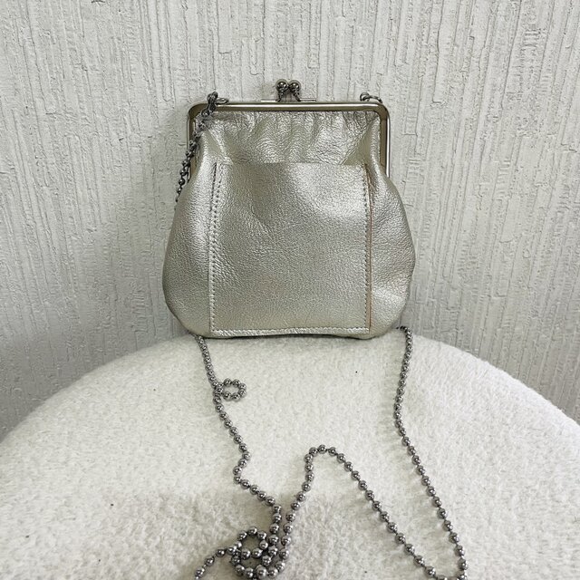 シャンパンシルバーの箔加工山羊革ミニポシェット