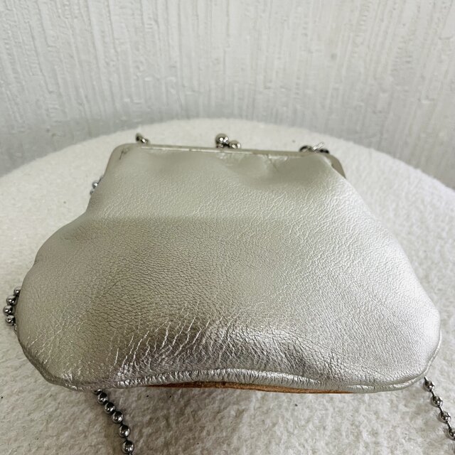 シャンパンシルバーの箔加工山羊革ミニポシェット | iichi 日々の