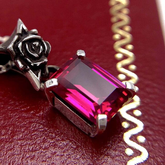 赤い石を使った薔薇のシルバー925ネックレス | iichi 日々の暮らしを