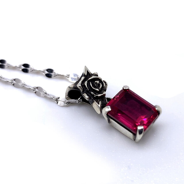 赤い石を使った薔薇のシルバー925ネックレス | iichi 日々の暮らしを