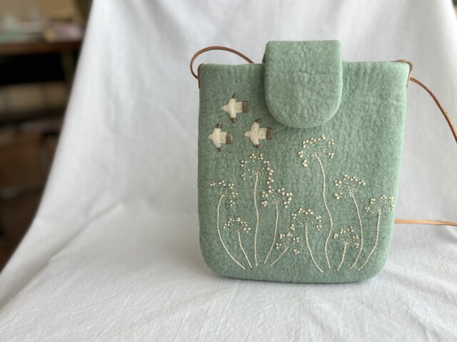 羊毛刺繍サコッシュ/白い鳥の森 霧 | iichi 日々の暮らしを心地よく