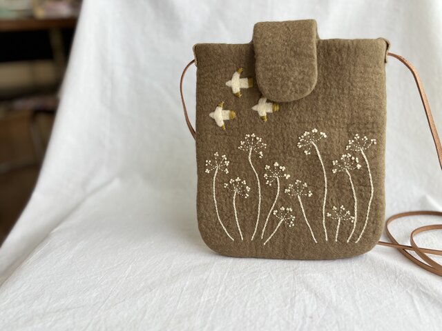 羊毛刺繍サコッシュ/白い鳥の森 小枝 | iichi 日々の暮らしを心地よく