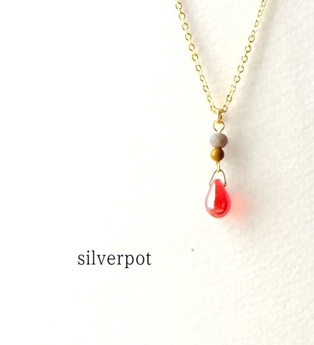 d255-153【メンタルを安定させる　天然石　ムーアカイト】と【りんご】のアレンジネックレス　長さ選べます。