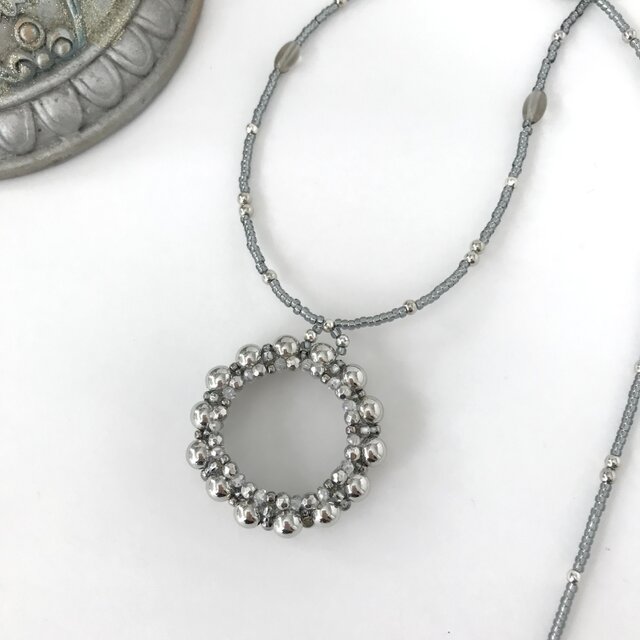 サークル モチーフ ネックレス シルバー色 ビーズ サークルネックレス モノトーン