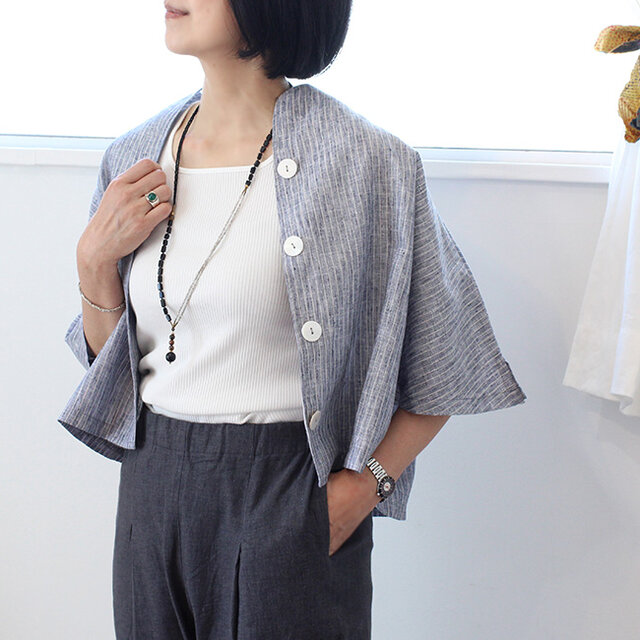 ストライプリネンの貝ボタンクロップドサマージャケット【ネイビー】
