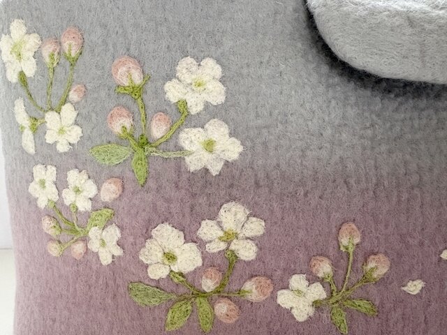 羊毛刺繍フェルトバック/りんご花 | iichi 日々の暮らしを心地よくする