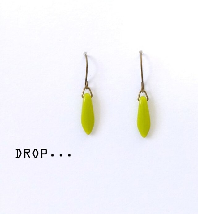 d112-A31【ピスタチオ】チェコダガーのシンプルピアス（パーツ変更可能）