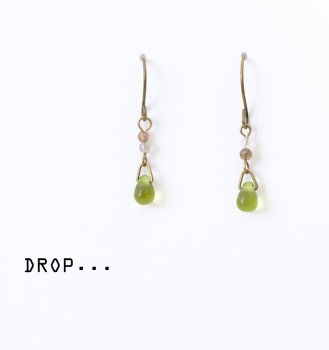 d8-A52【天然石グレーオニキスとアンダルサイト】と【オリーブ】小さなドロップのアレンジピアス（パーツ変更可能）