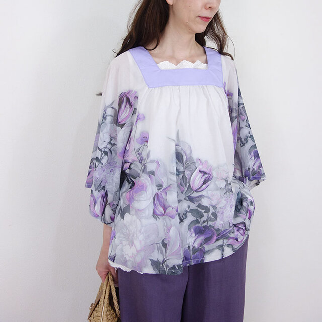 [予約販売] 花模様ボイル × ラベンダー襟のスクエアポンチョ風プルオーバー