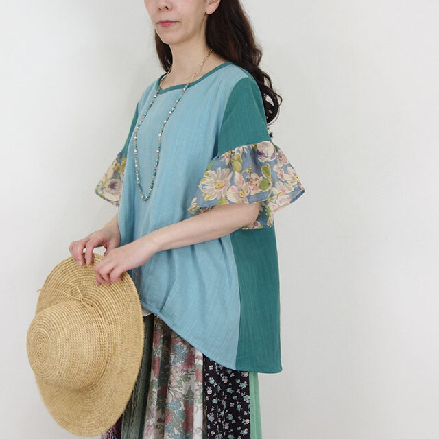 [予約販売] ボイルフラワー袖とWガーゼ・スモーキーブルー×シーグリーンの袖フリルプルオーバー