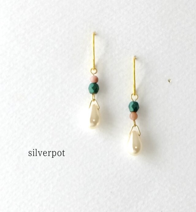 d187-56【自分磨き　天然石　シリシャスシスト】と【パールホワイト】のアレンジピアス（パーツ変更可能）