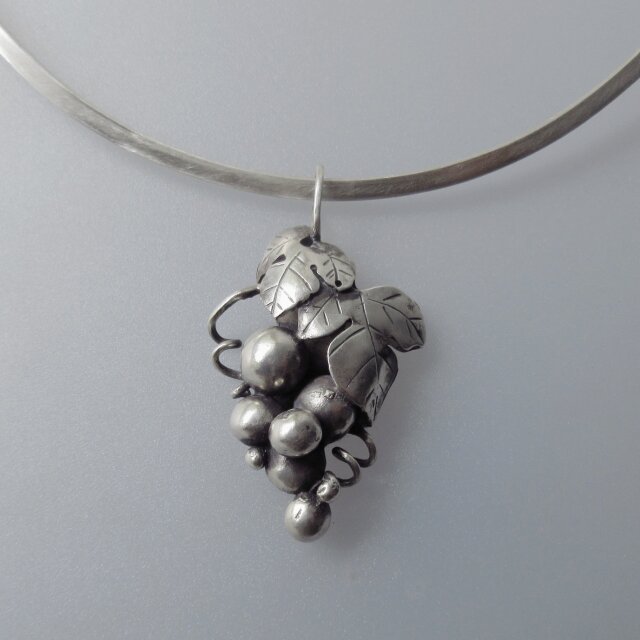 葡萄のシルバーチョーカー