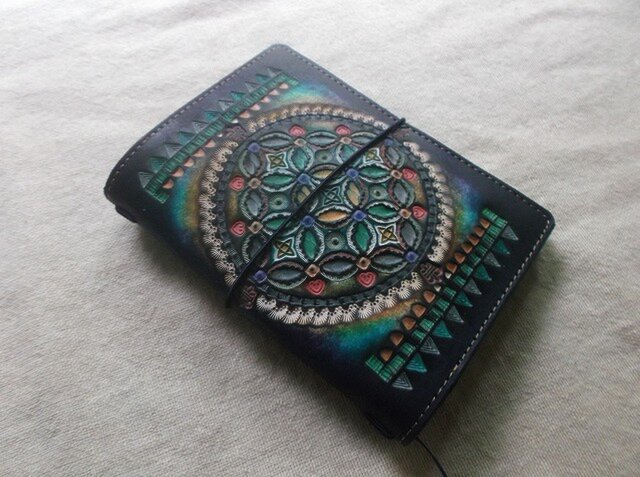 パスポートサイズトラベラーズノートカバー 牛革、刻印＆拭き染め