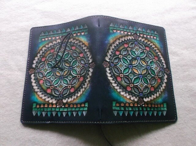 パスポートサイズトラベラーズノートカバー 牛革、刻印＆拭き染め