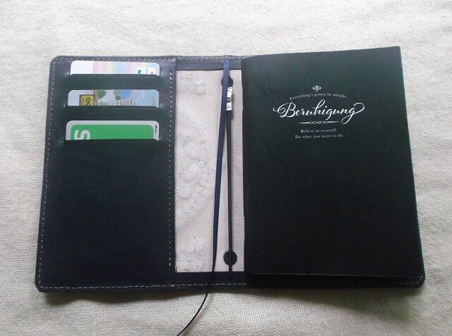 【オーダーメイド】ヌメ革トラベラーズノートカバー（パスポートサイズ） パスポートサイズトラベラーズノートカバー 牛革、刻印＆拭き染め