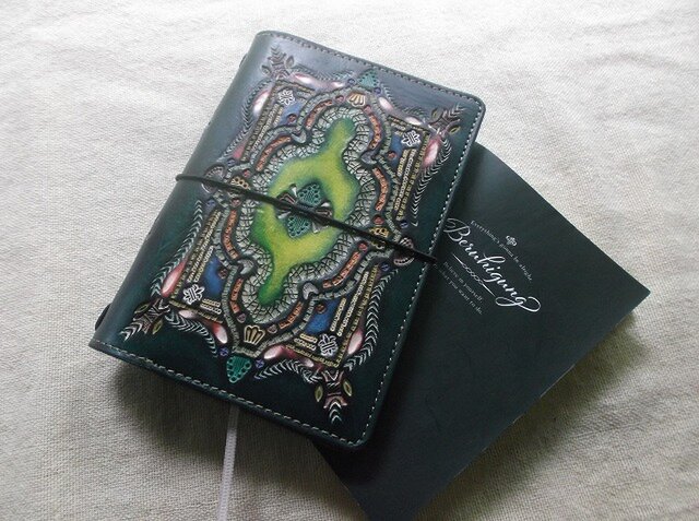 【オーダーメイド】ヌメ革トラベラーズノートカバー（パスポートサイズ） パスポートサイズトラベラーズノートカバー 牛革、刻印＆拭き染め