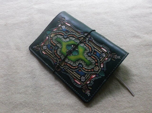 パスポートサイズトラベラーズノートカバー 牛革、刻印＆拭き染め