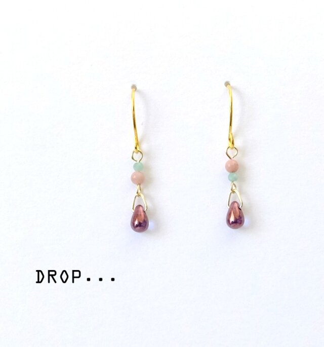 d121-73【5月の誕生石エメラルド　天然石シリシャスシスト】と【ブロンズパープル】小さなドロップのアレンジピアス