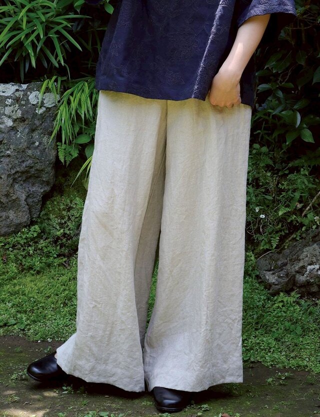 リネン 生成色のフレアワイドパンツ