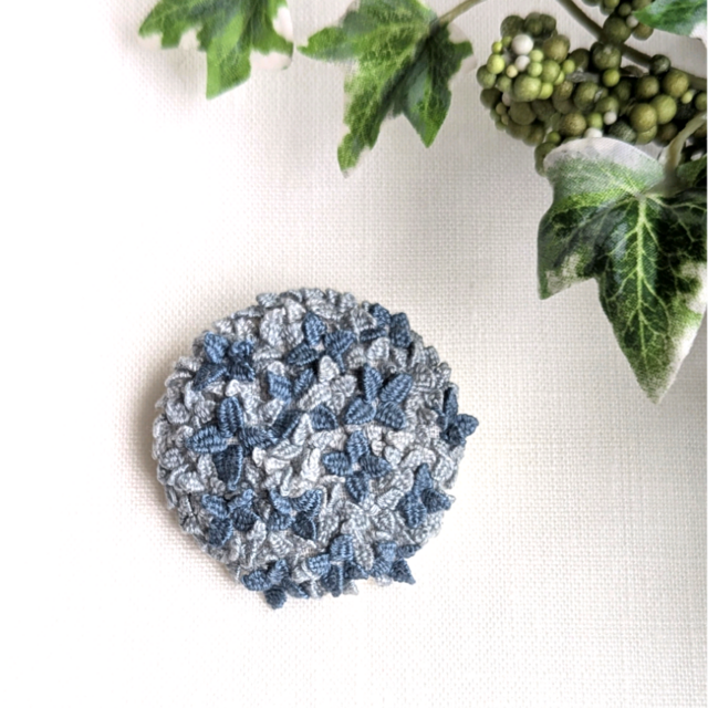 《1点のみ》刺繍ブローチ　ajisai ~Rainyblue~