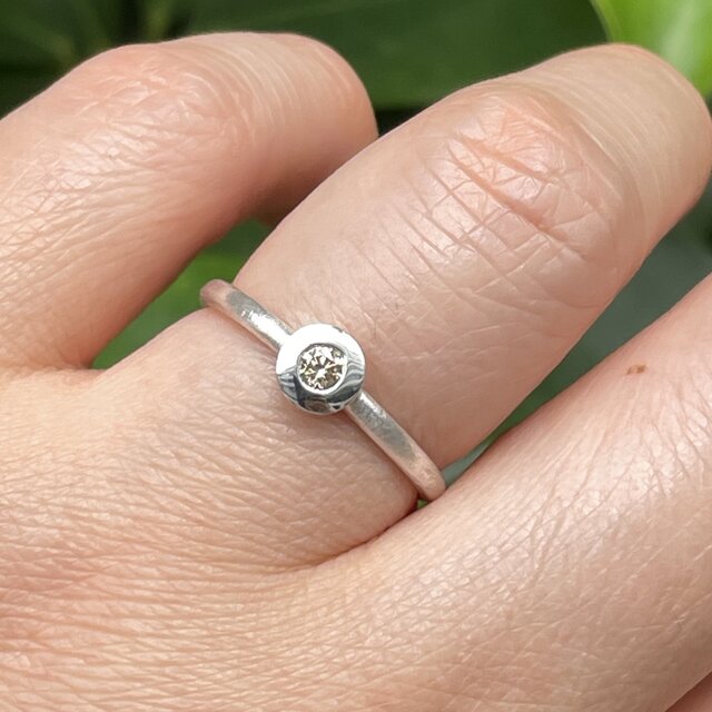 ブラウン ダイヤモンド 0.11ct 円錐石座 伏せ込み留 シルバー