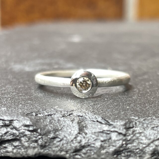 ブラウン ダイヤモンド 0.11ct 円錐石座 伏せ込み留 シルバー