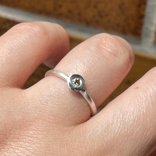 ブラウン ダイヤモンド 0.11ct 円錐石座 伏せ込み留 シルバーSV925