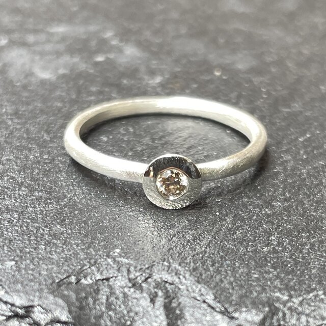 ブラウン ダイヤモンド 0.11ct 円錐石座 伏せ込み留 シルバーSV925