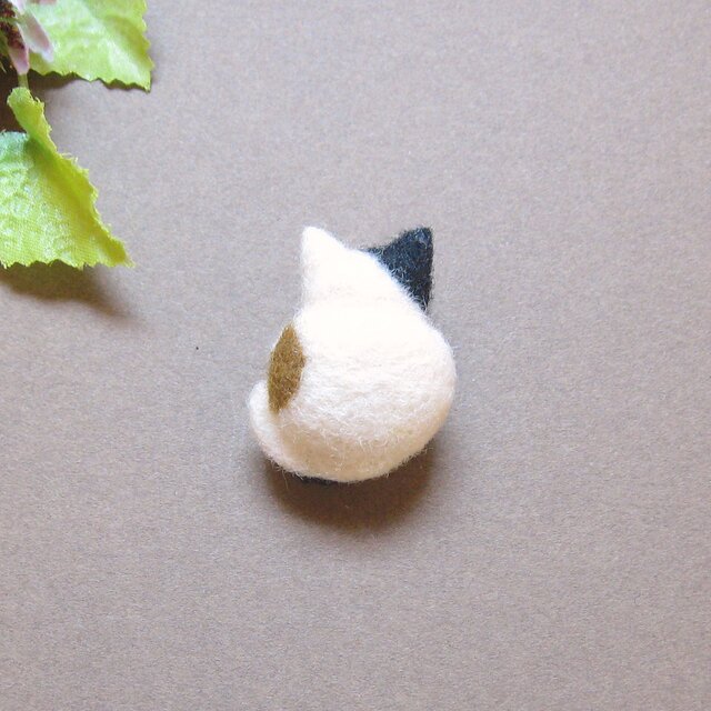 フェルトのブローチ 三毛猫の後姿(FAB-006-M)【受注制作】