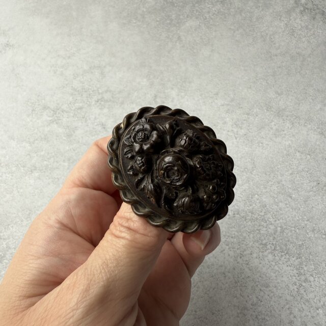 185｜静寂の花 – ヴィクトリアン・モーニングブローチ | iichi