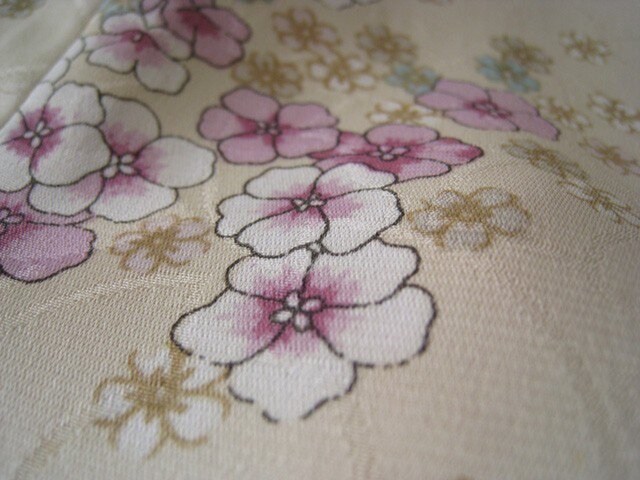 彩　着物リメイク♪ 袋帯と刺繍入り着物からロングワンピース❣️春らしいクリーム色 彩 着物リメイク♪ 艶やか袋帯と着物からロングワンピース❣️鶴