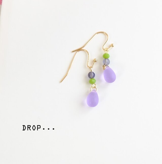 d225-71【平常心を保つ　天然石　アイオライト】と【ビオラ】ドロップのアレンジピアス（パーツ変更可能）