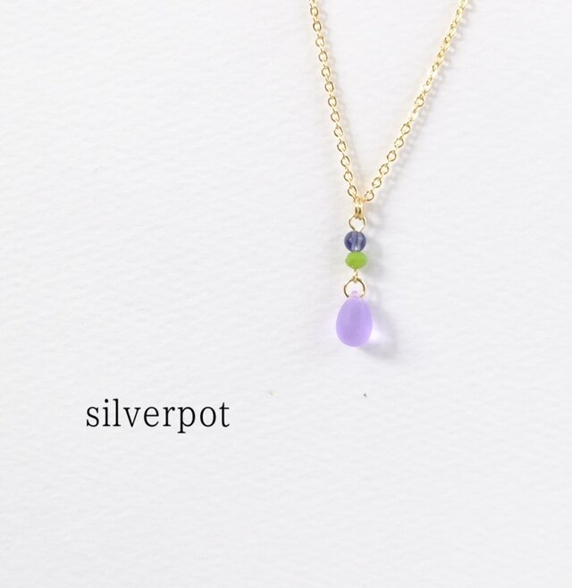 d225-162【平常心を保つ　天然石　アイオライト】と【ビオラ】ドロップのアレンジネックレス　長さ選べます