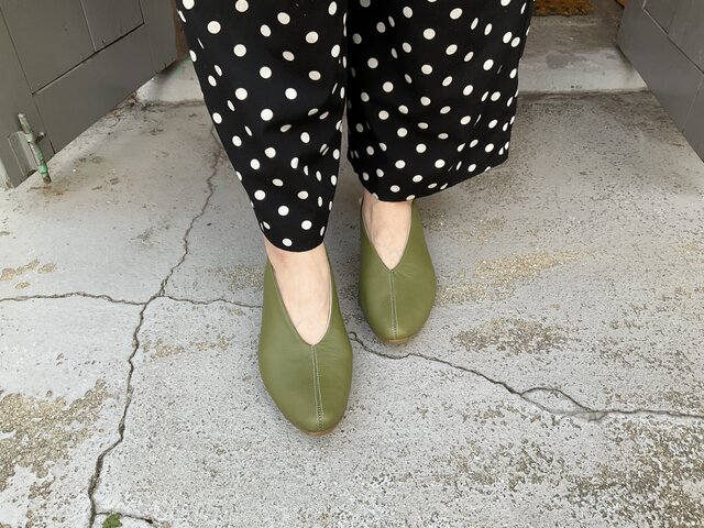 装いに差し色を。歩きやすいレディースVカットパンプス｜新色オリーブ