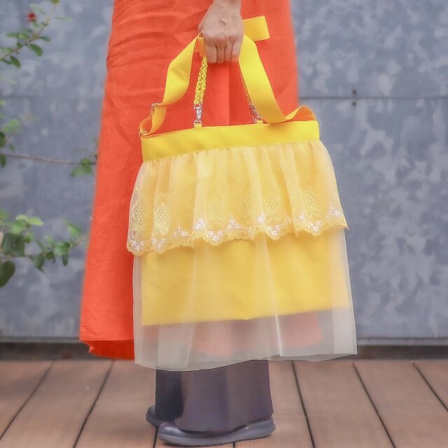 華奢に見えて、タフ。夏に寄り添う・イエローの涼やかレースバッグ