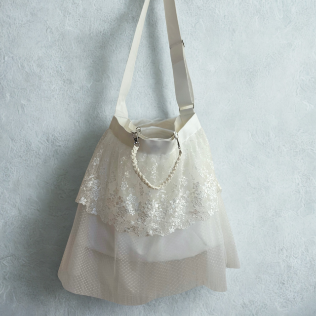 華奢に見えて、タフ。やさしい白に包まれる・涼やかレースバッグ