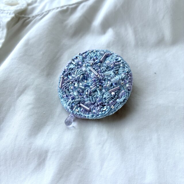 "shito shito" 雨の季節を祝う　青紫の刺繍丸型ブローチ