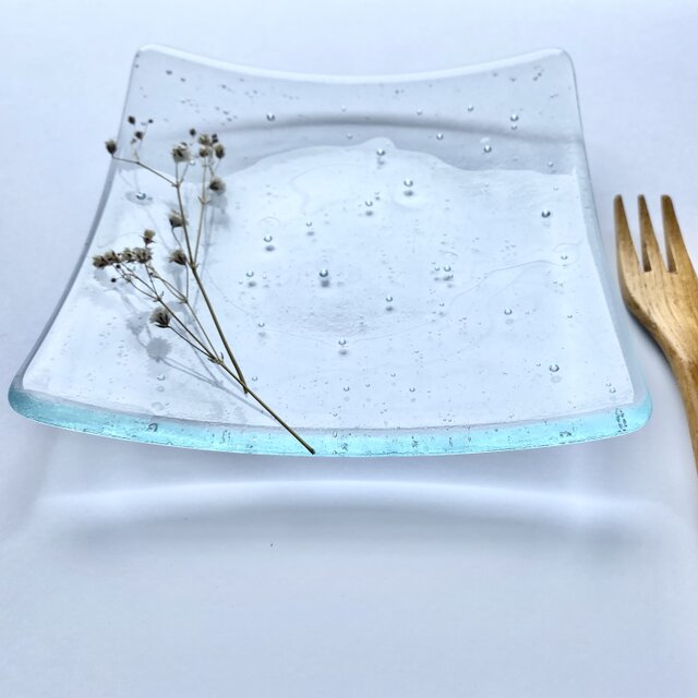 ラムネ色の泡入りガラスの中皿」お皿 ガラス工芸 食器 四角い皿 ガラス