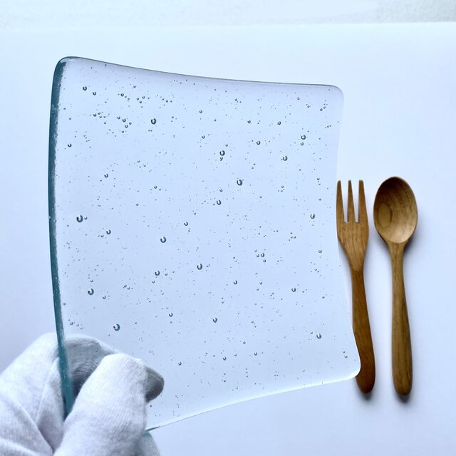 ラムネ色の泡入りガラスの中皿」お皿 ガラス工芸 食器 四角い皿 ガラス