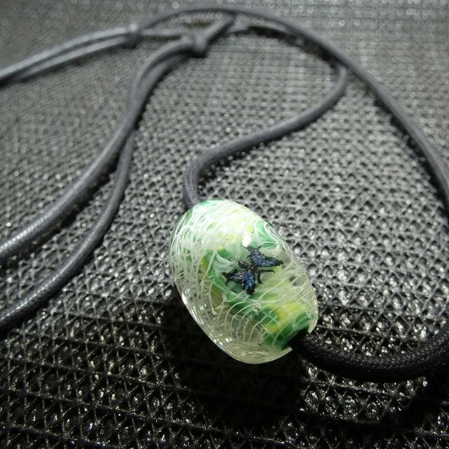 レース模様玉とアゲハ蝶（ガラス、とんぼ玉、一点物、伝統工芸、ネックレス）