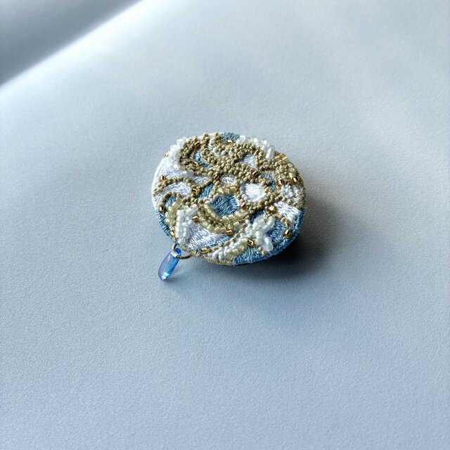 "sora tear " ソラノナミダ　草木染め糸を使った刺繍オーバル型ブローチ