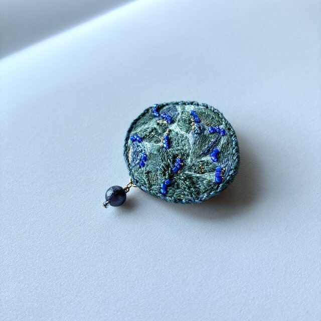 "Aominaduki" 青水無月　青緑　草木染め糸を使った刺繍オーバル型ブローチ